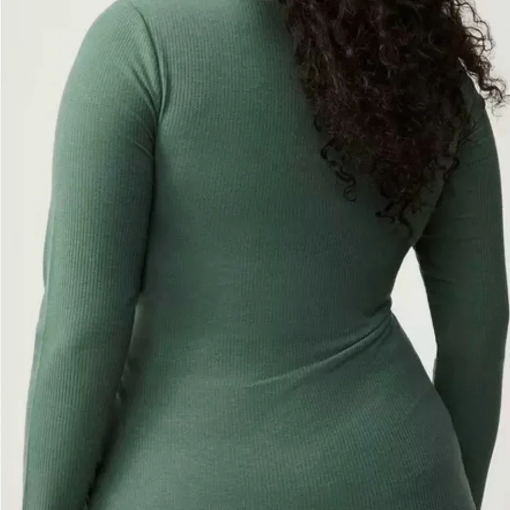 Torrid Long Green Sleeve Tee NWT - Picture 6 of 7